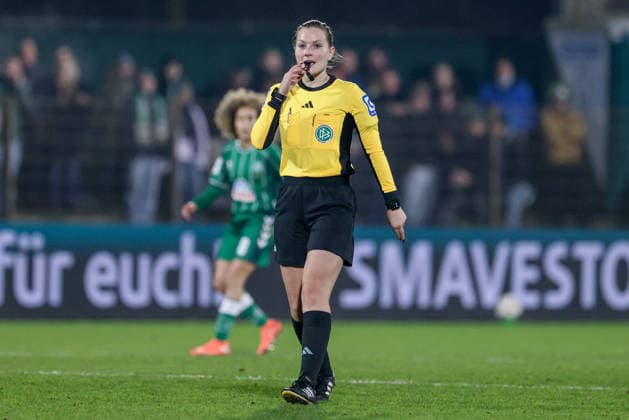 Schiedsrichterin Selina Menzel hat die Pfeife im Mund, DIE DFB-RICHTLINIEN UNTERSAGEN JEGLICHE NUTZUNG VON FOTOS ALS SEQUENZBILDER UND ODER VIDEOÄHNLICHE FOTOSTRECKEN. DFB REGULATIONS PROHIBIT ANY USE OF PHOTOGRAPHS AS IMAGE SEQUENCES AND OR QUASI-VIDEO., 12.12.2025, Bremen (Deutschland), Fussball, Google Pixel Frauen-Bundesliga, SV Werder Bremen - Bayer 04 Leverkusen