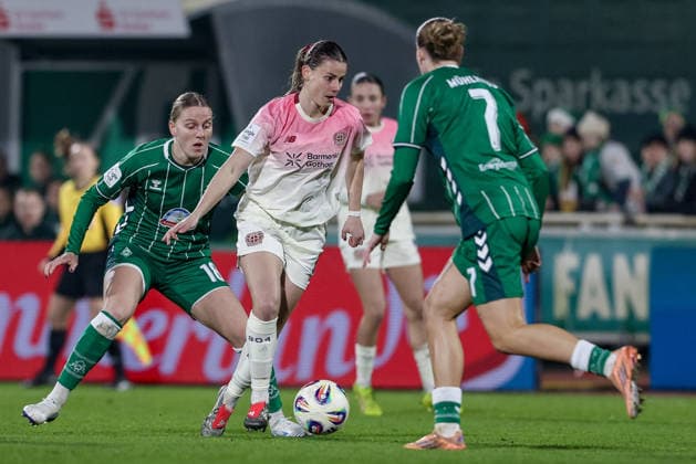 v.li.: Lina Hausicke (SV Werder Bremen, 18), Katharina Piljic (Bayer 04 Leverkusen, 6) und Larissa Mühlhaus (SV Werder Bremen, 7) im Zweikampf, Duell, Dynamik, Aktion, Action, Spielszene, DIE DFB-RICHTLINIEN UNTERSAGEN JEGLICHE NUTZUNG VON FOTOS ALS SEQUENZBILDER UND ODER VIDEOÄHNLICHE FOTOSTRECKEN. DFB REGULATIONS PROHIBIT ANY USE OF PHOTOGRAPHS AS IMAGE SEQUENCES AND OR QUASI-VIDEO., 12.12.2025, Bremen (Deutschland), Fussball, Google Pixel Frauen-Bundesliga, SV Werder Bremen - Bayer 04 Leverkusen
