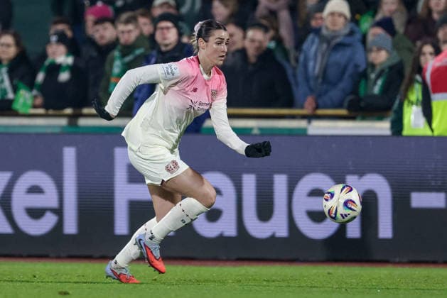 Selina Ostermeier (Bayer 04 Leverkusen, 2) am Ball, Freisteller, Einzelbild, Ganzkörper, Aktion, Action, Spielszene, DIE DFB-RICHTLINIEN UNTERSAGEN JEGLICHE NUTZUNG VON FOTOS ALS SEQUENZBILDER UND ODER VIDEOÄHNLICHE FOTOSTRECKEN. DFB REGULATIONS PROHIBIT ANY USE OF PHOTOGRAPHS AS IMAGE SEQUENCES AND OR QUASI-VIDEO., 12.12.2025, Bremen (Deutschland), Fussball, Google Pixel Frauen-Bundesliga, SV Werder Bremen - Bayer 04 Leverkusen