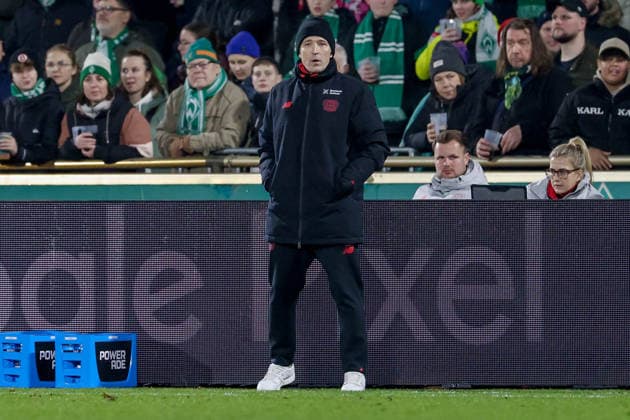 Roberto Pätzold (Trainer, Bayer 04 Leverkusen), DIE DFB-RICHTLINIEN UNTERSAGEN JEGLICHE NUTZUNG VON FOTOS ALS SEQUENZBILDER UND ODER VIDEOÄHNLICHE FOTOSTRECKEN. DFB REGULATIONS PROHIBIT ANY USE OF PHOTOGRAPHS AS IMAGE SEQUENCES AND OR QUASI-VIDEO., 12.12.2025, Bremen (Deutschland), Fussball, Google Pixel Frauen-Bundesliga, SV Werder Bremen - Bayer 04 Leverkusen