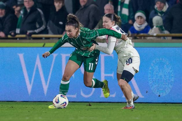 v.li.: Maja Sternad (SV Werder Bremen, 11) und Estrella Merino Gonzalez (Bayer 04 Leverkusen, 10) im Zweikampf, Duell, Dynamik, Aktion, Action, Spielszene, DIE DFB-RICHTLINIEN UNTERSAGEN JEGLICHE NUTZUNG VON FOTOS ALS SEQUENZBILDER UND ODER VIDEOÄHNLICHE FOTOSTRECKEN. DFB REGULATIONS PROHIBIT ANY USE OF PHOTOGRAPHS AS IMAGE SEQUENCES AND OR QUASI-VIDEO., 12.12.2025, Bremen (Deutschland), Fussball, Google Pixel Frauen-Bundesliga, SV Werder Bremen - Bayer 04 Leverkusen
