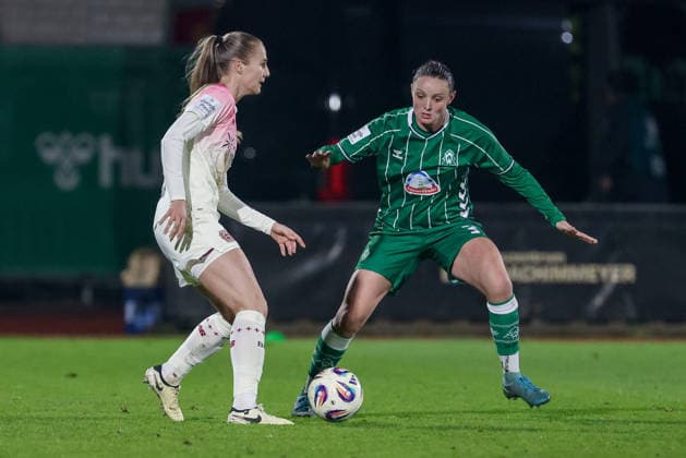 v.li.: Juliette Vidal (Bayer 04 Leverkusen, 56) und Verena Wieder (SV Werder Bremen, 31) im Zweikampf, Duell, Dynamik, Aktion, Action, Spielszene, DIE DFB-RICHTLINIEN UNTERSAGEN JEGLICHE NUTZUNG VON FOTOS ALS SEQUENZBILDER UND ODER VIDEOÄHNLICHE FOTOSTRECKEN. DFB REGULATIONS PROHIBIT ANY USE OF PHOTOGRAPHS AS IMAGE SEQUENCES AND OR QUASI-VIDEO., 12.12.2025, Bremen (Deutschland), Fussball, Google Pixel Frauen-Bundesliga, SV Werder Bremen - Bayer 04 Leverkusen