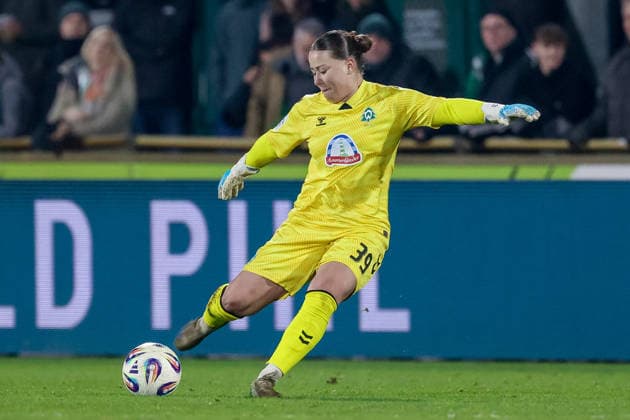 Mariella El Sherif (Torhüterin, Torwart, SV Werder Bremen, 39) am Ball, Freisteller, Einzelbild, Ganzkörper, Aktion, Action, Spielszene, DIE DFB-RICHTLINIEN UNTERSAGEN JEGLICHE NUTZUNG VON FOTOS ALS SEQUENZBILDER UND ODER VIDEOÄHNLICHE FOTOSTRECKEN. DFB REGULATIONS PROHIBIT ANY USE OF PHOTOGRAPHS AS IMAGE SEQUENCES AND OR QUASI-VIDEO., 12.12.2025, Bremen (Deutschland), Fussball, Google Pixel Frauen-Bundesliga, SV Werder Bremen - Bayer 04 Leverkusen