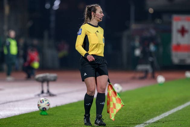 Schiedsrichter-Assistentin Sabrina Sickl, DIE DFB-RICHTLINIEN UNTERSAGEN JEGLICHE NUTZUNG VON FOTOS ALS SEQUENZBILDER UND ODER VIDEOÄHNLICHE FOTOSTRECKEN. DFB REGULATIONS PROHIBIT ANY USE OF PHOTOGRAPHS AS IMAGE SEQUENCES AND OR QUASI-VIDEO., 12.12.2025, Bremen (Deutschland), Fussball, Google Pixel Frauen-Bundesliga, SV Werder Bremen - Bayer 04 Leverkusen