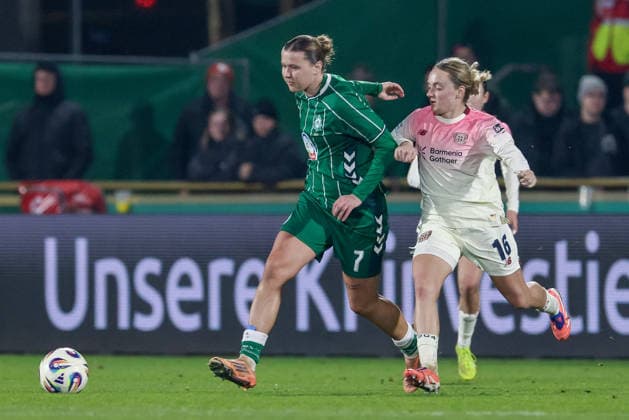 v.li.: Larissa Mühlhaus (SV Werder Bremen, 7) und Sofie Zdebel (Bayer 04 Leverkusen, 16) im Zweikampf, Duell, Dynamik, Aktion, Action, Spielszene, DIE DFB-RICHTLINIEN UNTERSAGEN JEGLICHE NUTZUNG VON FOTOS ALS SEQUENZBILDER UND ODER VIDEOÄHNLICHE FOTOSTRECKEN. DFB REGULATIONS PROHIBIT ANY USE OF PHOTOGRAPHS AS IMAGE SEQUENCES AND OR QUASI-VIDEO., 12.12.2025, Bremen (Deutschland), Fussball, Google Pixel Frauen-Bundesliga, SV Werder Bremen - Bayer 04 Leverkusen