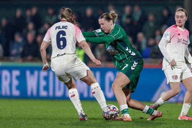 v.li.: Katharina Piljic (Bayer 04 Leverkusen, 6) und Larissa Mühlhaus (SV Werder Bremen, 7) im Zweikampf, Duell, Dynamik, Aktion, Action, Spielszene, DIE DFB-RICHTLINIEN UNTERSAGEN JEGLICHE NUTZUNG VON FOTOS ALS SEQUENZBILDER UND ODER VIDEOÄHNLICHE FOTOSTRECKEN. DFB REGULATIONS PROHIBIT ANY USE OF PHOTOGRAPHS AS IMAGE SEQUENCES AND OR QUASI-VIDEO., 12.12.2025, Bremen (Deutschland), Fussball, Google Pixel Frauen-Bundesliga, SV Werder Bremen - Bayer 04 Leverkusen