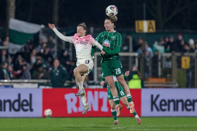 v.li.: Kristin Kögel (Bayer 04 Leverkusen, 11) und Juliane Wirtz (SV Werder Bremen, 28) im Kopfballduell, Kopfball, Zweikampf, Action, Aktion, Spielszene, DIE DFB-RICHTLINIEN UNTERSAGEN JEGLICHE NUTZUNG VON FOTOS ALS SEQUENZBILDER UND ODER VIDEOÄHNLICHE FOTOSTRECKEN. DFB REGULATIONS PROHIBIT ANY USE OF PHOTOGRAPHS AS IMAGE SEQUENCES AND OR QUASI-VIDEO., 12.12.2025, Bremen (Deutschland), Fussball, Google Pixel Frauen-Bundesliga, SV Werder Bremen - Bayer 04 Leverkusen