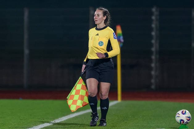 Schiedsrichter-Assistentin Sabrina Sickl, DIE DFB-RICHTLINIEN UNTERSAGEN JEGLICHE NUTZUNG VON FOTOS ALS SEQUENZBILDER UND ODER VIDEOÄHNLICHE FOTOSTRECKEN. DFB REGULATIONS PROHIBIT ANY USE OF PHOTOGRAPHS AS IMAGE SEQUENCES AND OR QUASI-VIDEO., 12.12.2025, Bremen (Deutschland), Fussball, Google Pixel Frauen-Bundesliga, SV Werder Bremen - Bayer 04 Leverkusen