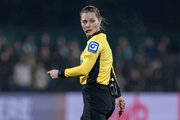 Schiedsrichterin Selina Menzel, DIE DFB-RICHTLINIEN UNTERSAGEN JEGLICHE NUTZUNG VON FOTOS ALS SEQUENZBILDER UND ODER VIDEOÄHNLICHE FOTOSTRECKEN. DFB REGULATIONS PROHIBIT ANY USE OF PHOTOGRAPHS AS IMAGE SEQUENCES AND OR QUASI-VIDEO., 12.12.2025, Bremen (Deutschland), Fussball, Google Pixel Frauen-Bundesliga, SV Werder Bremen - Bayer 04 Leverkusen