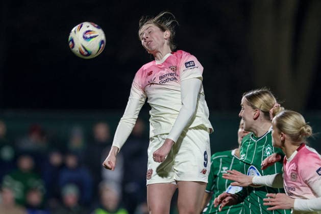 Caroline Kehrer (Bayer 04 Leverkusen, 9) beim Kopfball, Aktion, Action, Spielszene, DIE DFB-RICHTLINIEN UNTERSAGEN JEGLICHE NUTZUNG VON FOTOS ALS SEQUENZBILDER UND ODER VIDEOÄHNLICHE FOTOSTRECKEN. DFB REGULATIONS PROHIBIT ANY USE OF PHOTOGRAPHS AS IMAGE SEQUENCES AND OR QUASI-VIDEO., 12.12.2025, Bremen (Deutschland), Fussball, Google Pixel Frauen-Bundesliga, SV Werder Bremen - Bayer 04 Leverkusen