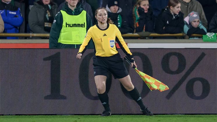 Schiedsrichter-Assistentin Melissa Joos, DIE DFB-RICHTLINIEN UNTERSAGEN JEGLICHE NUTZUNG VON FOTOS ALS SEQUENZBILDER UND ODER VIDEOÄHNLICHE FOTOSTRECKEN. DFB REGULATIONS PROHIBIT ANY USE OF PHOTOGRAPHS AS IMAGE SEQUENCES AND OR QUASI-VIDEO., 12.12.2025, Bremen (Deutschland), Fussball, Google Pixel Frauen-Bundesliga, SV Werder Bremen - Bayer 04 Leverkusen