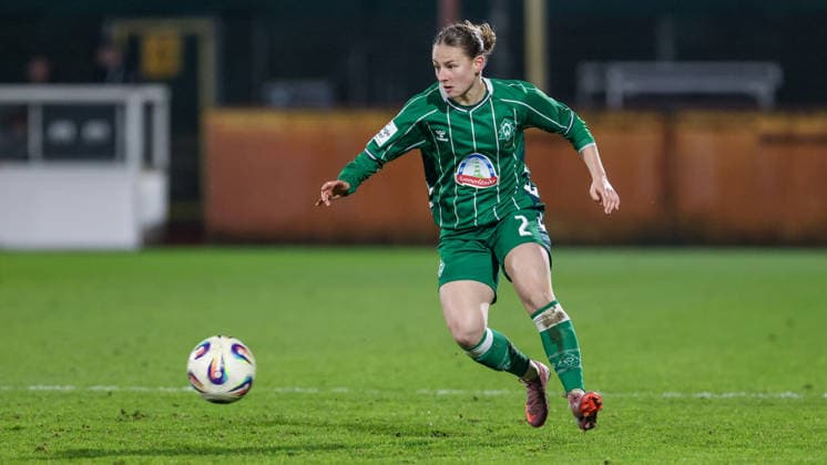 Chiara D Angelo (SV Werder Bremen, 2) am Ball, Freisteller, Einzelbild, Ganzkörper, Aktion, Action, Spielszene, DIE DFB-RICHTLINIEN UNTERSAGEN JEGLICHE NUTZUNG VON FOTOS ALS SEQUENZBILDER UND ODER VIDEOÄHNLICHE FOTOSTRECKEN. DFB REGULATIONS PROHIBIT ANY USE OF PHOTOGRAPHS AS IMAGE SEQUENCES AND OR QUASI-VIDEO., 12.12.2025, Bremen (Deutschland), Fussball, Google Pixel Frauen-Bundesliga, SV Werder Bremen - Bayer 04 Leverkusen