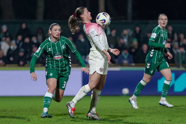 Katharina Piljic (Bayer 04 Leverkusen, 6) am Ball, Einzelbild, Ganzkörper, Aktion, Action, Spielszene, DIE DFB-RICHTLINIEN UNTERSAGEN JEGLICHE NUTZUNG VON FOTOS ALS SEQUENZBILDER UND ODER VIDEOÄHNLICHE FOTOSTRECKEN. DFB REGULATIONS PROHIBIT ANY USE OF PHOTOGRAPHS AS IMAGE SEQUENCES AND OR QUASI-VIDEO., 12.12.2025, Bremen (Deutschland), Fussball, Google Pixel Frauen-Bundesliga, SV Werder Bremen - Bayer 04 Leverkusen
