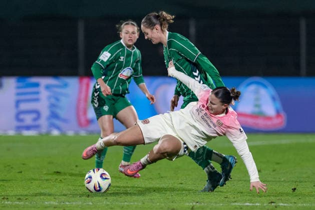 v.li.: Verena Wieder (SV Werder Bremen, 31) und Estrella Merino Gonzalez (Bayer 04 Leverkusen, 10) im Zweikampf, Duell, Dynamik, Aktion, Action, Spielszene, DIE DFB-RICHTLINIEN UNTERSAGEN JEGLICHE NUTZUNG VON FOTOS ALS SEQUENZBILDER UND ODER VIDEOÄHNLICHE FOTOSTRECKEN. DFB REGULATIONS PROHIBIT ANY USE OF PHOTOGRAPHS AS IMAGE SEQUENCES AND OR QUASI-VIDEO., 12.12.2025, Bremen (Deutschland), Fussball, Google Pixel Frauen-Bundesliga, SV Werder Bremen - Bayer 04 Leverkusen