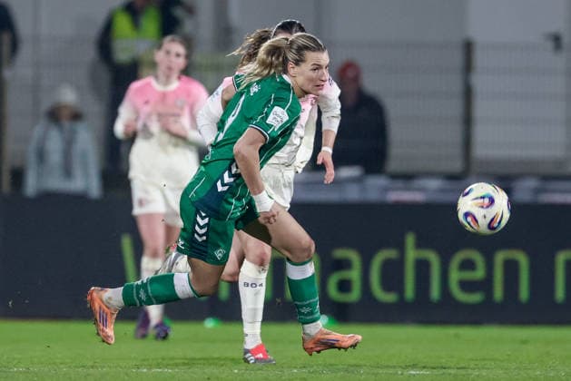 Medina Desic (SV Werder Bremen, 9) am Ball, Einzelbild, Ganzkörper, Aktion, Action, Spielszene, DIE DFB-RICHTLINIEN UNTERSAGEN JEGLICHE NUTZUNG VON FOTOS ALS SEQUENZBILDER UND ODER VIDEOÄHNLICHE FOTOSTRECKEN. DFB REGULATIONS PROHIBIT ANY USE OF PHOTOGRAPHS AS IMAGE SEQUENCES AND OR QUASI-VIDEO., 12.12.2025, Bremen (Deutschland), Fussball, Google Pixel Frauen-Bundesliga, SV Werder Bremen - Bayer 04 Leverkusen