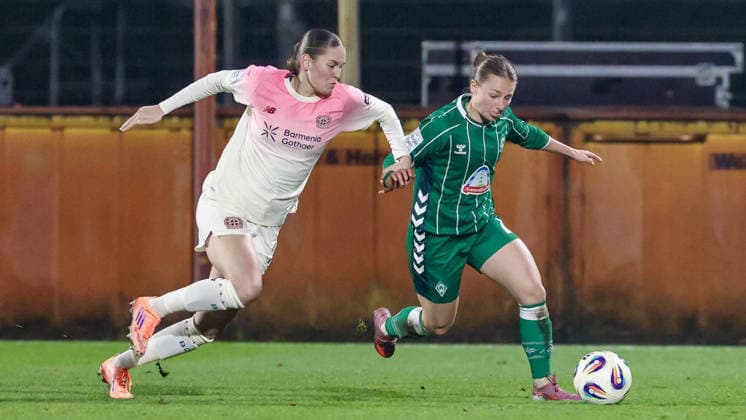 v.li.: Valentina Mädl (Bayer 04 Leverkusen, 17) und Chiara D Angelo (SV Werder Bremen, 2) im Zweikampf, Duell, Dynamik, Aktion, Action, Spielszene, DIE DFB-RICHTLINIEN UNTERSAGEN JEGLICHE NUTZUNG VON FOTOS ALS SEQUENZBILDER UND ODER VIDEOÄHNLICHE FOTOSTRECKEN. DFB REGULATIONS PROHIBIT ANY USE OF PHOTOGRAPHS AS IMAGE SEQUENCES AND OR QUASI-VIDEO., 12.12.2025, Bremen (Deutschland), Fussball, Google Pixel Frauen-Bundesliga, SV Werder Bremen - Bayer 04 Leverkusen