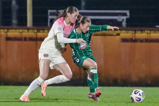 v.li.: Valentina Mädl (Bayer 04 Leverkusen, 17) und Chiara D Angelo (SV Werder Bremen, 2) im Zweikampf, Duell, Dynamik, Aktion, Action, Spielszene, DIE DFB-RICHTLINIEN UNTERSAGEN JEGLICHE NUTZUNG VON FOTOS ALS SEQUENZBILDER UND ODER VIDEOÄHNLICHE FOTOSTRECKEN. DFB REGULATIONS PROHIBIT ANY USE OF PHOTOGRAPHS AS IMAGE SEQUENCES AND OR QUASI-VIDEO., 12.12.2025, Bremen (Deutschland), Fussball, Google Pixel Frauen-Bundesliga, SV Werder Bremen - Bayer 04 Leverkusen
