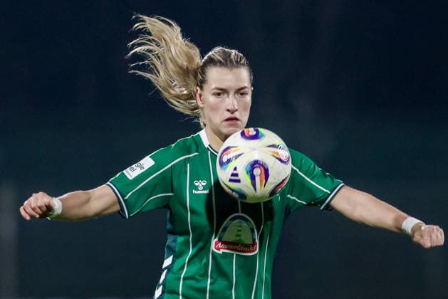 Medina Desic (SV Werder Bremen, 9) am Ball, Einzelbild, Ganzkörper, Aktion, Action, Spielszene, Portrait, Nahaufnahme, Einzelfoto, Einzelbild, DIE DFB-RICHTLINIEN UNTERSAGEN JEGLICHE NUTZUNG VON FOTOS ALS SEQUENZBILDER UND ODER VIDEOÄHNLICHE FOTOSTRECKEN. DFB REGULATIONS PROHIBIT ANY USE OF PHOTOGRAPHS AS IMAGE SEQUENCES AND OR QUASI-VIDEO., 12.12.2025, Bremen (Deutschland), Fussball, Google Pixel Frauen-Bundesliga, SV Werder Bremen - Bayer 04 Leverkusen