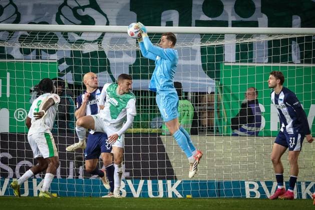 Tjark Ernst 1 (Hertha BSC Berlin) faengt einen Flankenball an, mit Noel Futkeu 9 (Spvgg Greuther Fuerth), Philipp Ziereis 4 (Spvgg Greuther Fuerth), Toni Leistner 37 (Hertha BSC Berlin) und Marton Dardai 31 (Hertha BSC Berlin), Spvgg Greuther Fuerth vs. Hertha BSC Berlin, Fussball, 2. Bundesliga, DFL, Saison 2025 2026, Hinrunde, 16. Spieltag, 12.12.2025 DFB regulations prohibit any use of photographs as image sequences and or quasi-video Fuerth Bayern Deutschland