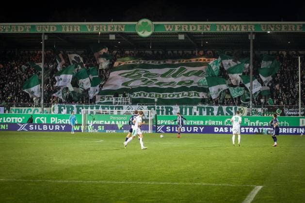Plakat der Fans von Fuerth, Spvgg Greuther Fuerth vs. Hertha BSC Berlin, Fussball, 2. Bundesliga, DFL, Saison 2025 2026, Hinrunde, 16. Spieltag, 12.12.2025 DFB regulations prohibit any use of photographs as image sequences and or quasi-video Fuerth Bayern Deutschland