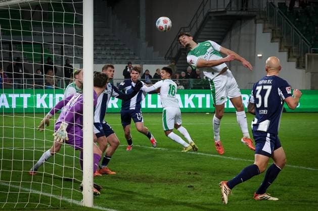 Reno Muenz 5 (Spvgg Greuther Fuerth) klaert eine Flanke per Kopf, Aktion, mit Toni Leistner 37 (Hertha BSC Berlin), Spvgg Greuther Fuerth vs. Hertha BSC Berlin, Fussball, 2. Bundesliga, DFL, Saison 2025 2026, Hinrunde, 16. Spieltag, 12.12.2025 DFB regulations prohibit any use of photographs as image sequences and or quasi-video Fuerth Bayern Deutschland