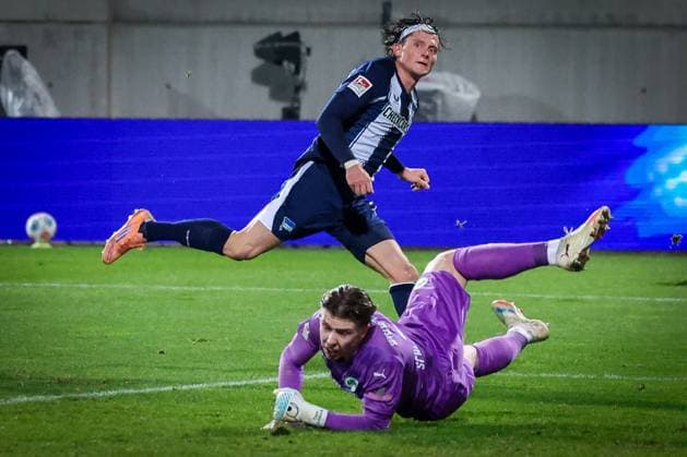 Fabian Reese 11 (Hertha BSC Berlin) trifft zum 1:0 und dreht zum Jubel ab, waehrend der geschlagene Timo Schlieck 21 (Spvgg Greuther Fuerth) am Boden liegt, Spvgg Greuther Fuerth vs. Hertha BSC Berlin, Fussball, 2. Bundesliga, DFL, Saison 2025 2026, Hinrunde, 16. Spieltag, 12.12.2025 DFB regulations prohibit any use of photographs as image sequences and or quasi-video Fuerth Bayern Deutschland