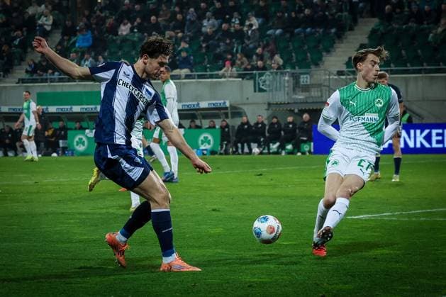 Linus Gechter 44 (Hertha BSC Berlin) spielt einen Ball in den Strafraum, Luca Itter 27 (Spvgg Greuther Fuerth) kann es nicht verhindern, Aktion, Spvgg Greuther Fuerth vs. Hertha BSC Berlin, Fussball, 2. Bundesliga, DFL, Saison 2025 2026, Hinrunde, 16. Spieltag, 12.12.2025 DFB regulations prohibit any use of photographs as image sequences and or quasi-video Fuerth Bayern Deutschland