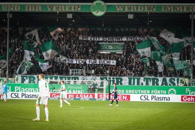 Plakat der Fans von Fuerth, Spvgg Greuther Fuerth vs. Hertha BSC Berlin, Fussball, 2. Bundesliga, DFL, Saison 2025 2026, Hinrunde, 16. Spieltag, 12.12.2025 DFB regulations prohibit any use of photographs as image sequences and or quasi-video Fuerth Bayern Deutschland