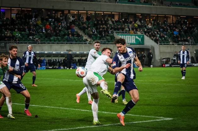 Linus Gechter 44 (Hertha BSC Berlin) vor Felix Klaus 30 (Spvgg Greuther Fuerth) am Ball nach einer Ecke, Spvgg Greuther Fuerth vs. Hertha BSC Berlin, Fussball, 2. Bundesliga, DFL, Saison 2025 2026, Hinrunde, 16. Spieltag, 12.12.2025 DFB regulations prohibit any use of photographs as image sequences and or quasi-video Fuerth Bayern Deutschland