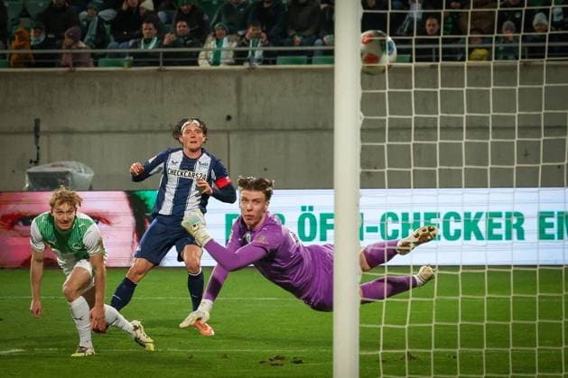 Fabian Reese 11 (Hertha BSC Berlin) schiesst ein Tor, das wegen Abseits aberkannt wird, mit Jannik Dehm 23 (Spvgg Greuther Fuerth) und Timo Schlieck 21 (Spvgg Greuther Fuerth), Aktion, Spvgg Greuther Fuerth vs. Hertha BSC Berlin, Fussball, 2. Bundesliga, DFL, Saison 2025 2026, Hinrunde, 16. Spieltag, 12.12.2025 DFB regulations prohibit any use of photographs as image sequences and or quasi-video Fuerth Bayern Deutschland