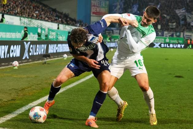 Linus Gechter 44 (Hertha BSC Berlin) im Duell mit Aaron Keller 16 (Spvgg Greuther Fuerth), Aktion, Spvgg Greuther Fuerth vs. Hertha BSC Berlin, Fussball, 2. Bundesliga, DFL, Saison 2025 2026, Hinrunde, 16. Spieltag, 12.12.2025 DFB regulations prohibit any use of photographs as image sequences and or quasi-video Fuerth Bayern Deutschland