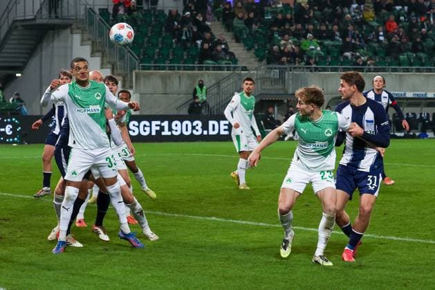 Marton Dardai 31 (Hertha BSC Berlin) vor Jannik Dehm 23 (Spvgg Greuther Fuerth) am Ball nach einer Ecke, mit Maximilian Dietz 33 (Spvgg Greuther Fuerth), Spvgg Greuther Fuerth vs. Hertha BSC Berlin, Fussball, 2. Bundesliga, DFL, Saison 2025 2026, Hinrunde, 16. Spieltag, 12.12.2025 DFB regulations prohibit any use of photographs as image sequences and or quasi-video Fuerth Bayern Deutschland