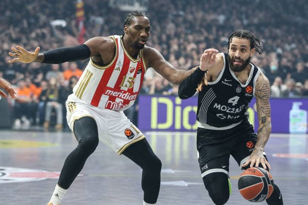 Partizan v Crvena Zvezda - EuroLeague BELGRADE, SERBIA - DECEMBER 12: Duane Washington Jr. of Partizan in action against Ebuka Izundu of Crvena Zvezda during the EuroLeague match between Partizan and Crvena Zvezda at the Belgrade Arena in Belgrade, Serbia on December 12, 2025. Filip Stevanovic Anadolu Belgrade Serbia. Editorial use only. Please get in touch for any other usage.  Copyright: x2025xAnadoluxFilipxStevanovicx