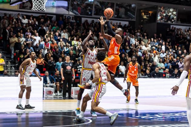 GER, easy-Credit Basketball-Bundesliga, Niners Chemnitz - Fitness First Würzburg Baskets. 12.12.2025, Messe, Chemnitz, GER, easy-Credit Basketball-Bundesliga, Niners Chemnitz - Fitness First Würzburg Baskets. John Edward Newman III (Niners Chemnitz, 9), Eddy Edigin Jr. (Fitness First Würzburg Baskets 27) Foto Alexander Trienitz Chemnitz Messe Sachsen Deutschland