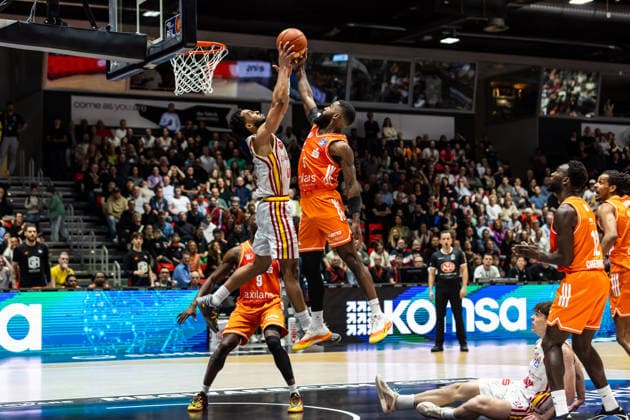 GER, easy-Credit Basketball-Bundesliga, Niners Chemnitz - Fitness First Würzburg Baskets. 12.12.2025, Messe, Chemnitz, GER, easy-Credit Basketball-Bundesliga, Niners Chemnitz - Fitness First Würzburg Baskets. Foto Alexander Trienitz Chemnitz Messe Sachsen Deutschland