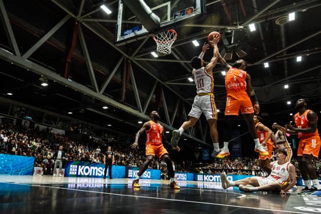 GER, easy-Credit Basketball-Bundesliga, Niners Chemnitz - Fitness First Würzburg Baskets. 12.12.2025, Messe, Chemnitz, GER, easy-Credit Basketball-Bundesliga, Niners Chemnitz - Fitness First Würzburg Baskets. Corey Davis Jr. (Niners Chemnitz, 5), Davion Mintz (Fitness First Würzburg Baskets 10) Foto Alexander Trienitz Chemnitz Messe Sachsen Deutschland