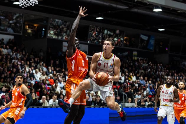 GER, easy-Credit Basketball-Bundesliga, Niners Chemnitz - Fitness First Würzburg Baskets. 12.12.2025, Messe, Chemnitz, GER, easy-Credit Basketball-Bundesliga, Niners Chemnitz - Fitness First Würzburg Baskets. Brae Ivey (Fitness First Würzburg Baskets 11), Amadou Sow (Niners Chemnitz, 12) Foto Alexander Trienitz Chemnitz Messe Sachsen Deutschland