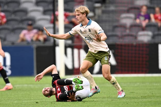 ALEAGUE WANDERERS ROAR, Angus Thurgate of the Wanderers is tackled by Sam Klein of the Roar during the A-League Men Round 8 match between the Western Sydney Wanderers and Brisbane Roar at CommBank Stadium in Sydney, Saturday, December 13, 2025. ( NO ARCHIVING, EDITORIAL USE ONLY SYDNEY NEW SOUTH WALES AUSTRALIA  Copyright: xBIANCAxDExMARCHIx 20251213163303482265