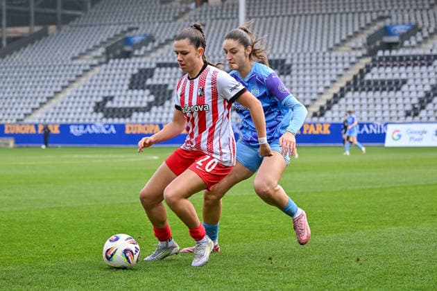 Leela Egli (SC Freiburg Frauen, 20) am Ball und im Duell mit Laureta Elmazi (SGS Essen, 11) GER, SC Freiburg - SGS Essen, Frauen-Fussball, Google Pixel Frauen-Bundesliga, 13. Spieltag, Saison 2025 2026, 13.12.2025 DFB REGULATIONS PROHIBIT ANY USE OF PHOTOGRAPHS AS IMAGE SEQUENCES AND OR QUASI-VIDEO GER, SC Freiburg - SGS Essen, Frauen-Fussball, Google Pixel Frauen-Bundesliga, 13. Spieltag, Saison 2025 2026, 13.12.2025 Freiburg Copyright: xEibner-Pressefoto ThomasxHessx EP_THS