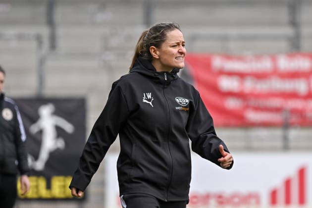 Jessica Wissmann (SGS Essen, Trainerin) mit Emotion. GER, SC Freiburg - SGS Essen, Frauen-Fussball, Google Pixel Frauen-Bundesliga, 13. Spieltag, Saison 2025 2026, 13.12.2025 DFB REGULATIONS PROHIBIT ANY USE OF PHOTOGRAPHS AS IMAGE SEQUENCES AND OR QUASI-VIDEO GER, SC Freiburg - SGS Essen, Frauen-Fussball, Google Pixel Frauen-Bundesliga, 13. Spieltag, Saison 2025 2026, 13.12.2025 Freiburg Copyright: xEibner-Pressefoto ThomasxHessx EP_THS