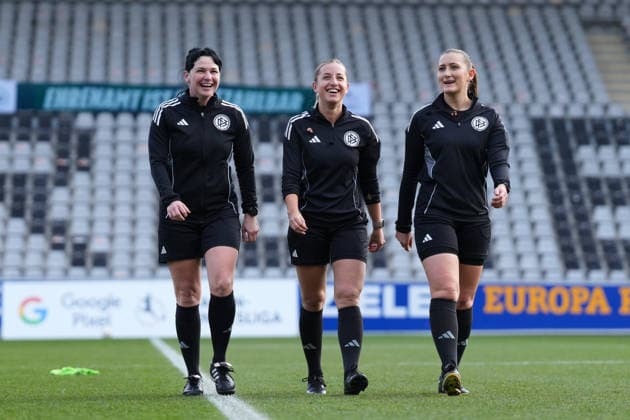 Daniela Kottmann (Schiedsrichterin), Jessica Bergmann (Linienrichterin), Silke Fritz (Linienrichterin) , Deutschland, Fussball, GooglePixel Frauen-Bundesliga, 13.Spieltag, 2025 2026, SC Freiburg vs. SGS Essen, 13.12.2025, Dreisamstadion, Freiburg, Deutschland DFB REGULATIONS PROHIBIT ANY USE OF PHOTOGRAPHS AS IMAGE SEQUENCES AND OR QUASI-VIDEO. Freiburg Dreisamstadion Baden-Wuerttemberg Deutschland Copyright: xArnexAmbergx