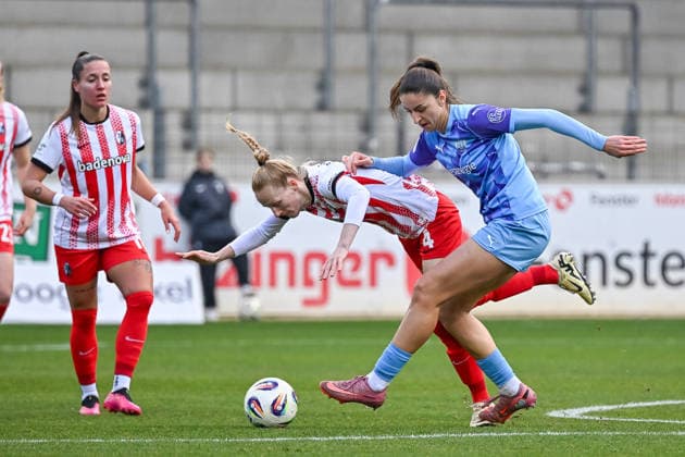 Meret Felde (SC Freiburg Frauen, 04), Laureta Elmazi (SGS Essen, 11) im Zweikampf GER, SC Freiburg - SGS Essen, Frauen-Fussball, Google Pixel Frauen-Bundesliga, 13. Spieltag, Saison 2025 2026, 13.12.2025 DFB REGULATIONS PROHIBIT ANY USE OF PHOTOGRAPHS AS IMAGE SEQUENCES AND OR QUASI-VIDEO GER, SC Freiburg - SGS Essen, Frauen-Fussball, Google Pixel Frauen-Bundesliga, 13. Spieltag, Saison 2025 2026, 13.12.2025 Freiburg Copyright: xEibner-Pressefoto ThomasxHessx EP_THS