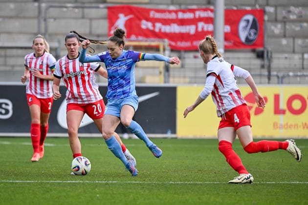 Paula Flach (SGS Essen, 05) am Ball und im Duell mt Leela Egli (SC Freiburg Frauen, 20) GER, SC Freiburg - SGS Essen, Frauen-Fussball, Google Pixel Frauen-Bundesliga, 13. Spieltag, Saison 2025 2026, 13.12.2025 DFB REGULATIONS PROHIBIT ANY USE OF PHOTOGRAPHS AS IMAGE SEQUENCES AND OR QUASI-VIDEO GER, SC Freiburg - SGS Essen, Frauen-Fussball, Google Pixel Frauen-Bundesliga, 13. Spieltag, Saison 2025 2026, 13.12.2025 Freiburg Copyright: xEibner-Pressefoto ThomasxHessx EP_THS