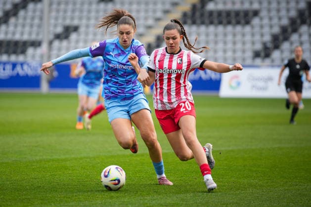 Fussball, Google Pixel Frauen-Bundesliga, 13 .Spieltag, 2025 2026, SC Freiburg vs. SGS Essen, 13.12.2025, Dreisamstadion, Freiburg,: Leela Egli (SC Freiburg, Frauen 20) Elmazi Laureta (SGS ESSEN , 11 ) Freiburg Dreisamstadion Baden-Württemberg Deutschland Copyright: xFINLEYxMÖRCHx