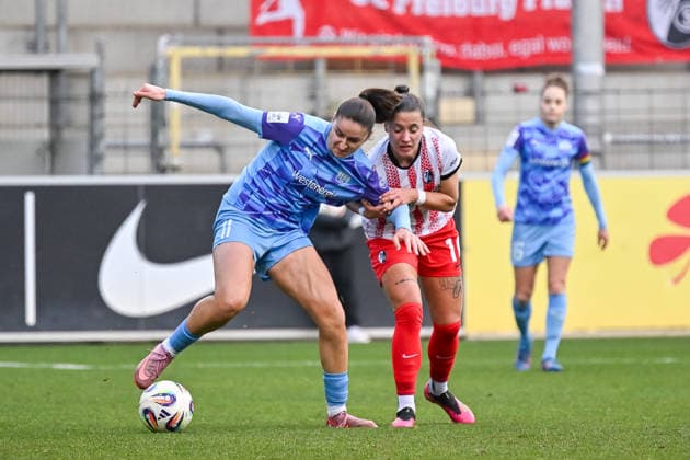 Laureta Elmazi (SGS Essen, 11), Selina Vobian (SC Freiburg Frauen, 10) im Duell um den Ball. GER, SC Freiburg - SGS Essen, Frauen-Fussball, Google Pixel Frauen-Bundesliga, 13. Spieltag, Saison 2025 2026, 13.12.2025 DFB REGULATIONS PROHIBIT ANY USE OF PHOTOGRAPHS AS IMAGE SEQUENCES AND OR QUASI-VIDEO GER, SC Freiburg - SGS Essen, Frauen-Fussball, Google Pixel Frauen-Bundesliga, 13. Spieltag, Saison 2025 2026, 13.12.2025 Freiburg Copyright: xEibner-Pressefoto ThomasxHessx EP_THS