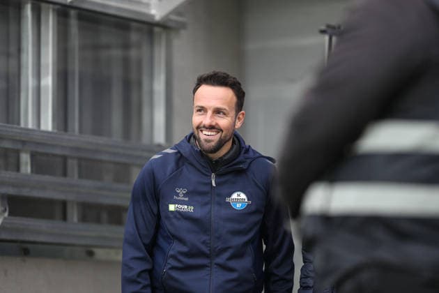 Ankunft im Stadion Rafl Kettemann (SC Paderborn 07, Chef-Trainer), Karlsruher SC vs. SC Paderborn 07, 2. Bundesliga, 16. Spieltag, 2025 2026, 13.12.2025, DFL REGULATIONS PROHIBIT ANY USE OF PHOTOGRAPHS AS IMAGE SEQUENCES AND OR QUASI-VIDEO, Karlsruher SC vs. SC Paderborn 07, 2. Bundesliga, 16. Spieltag, 2025 2026, 13.12.2025 Karlsruhe