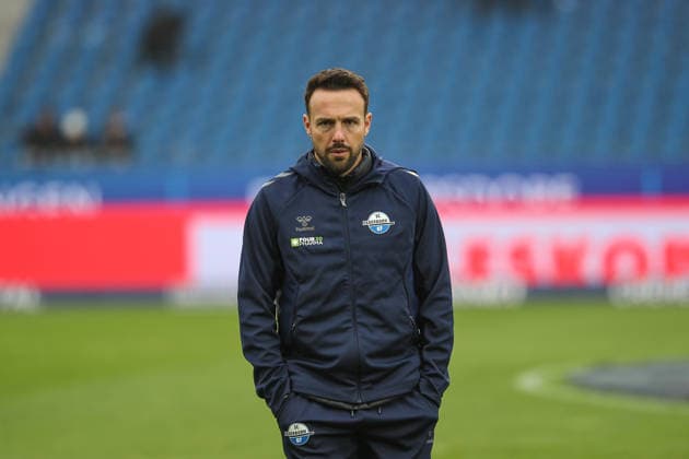 Rafl Kettemann (SC Paderborn 07, Chef-Trainer) bei der Platzbegehung vor dem Spiel, Karlsruher SC vs. SC Paderborn 07, 2. Bundesliga, 16. Spieltag, 2025 2026, 13.12.2025, DFL REGULATIONS PROHIBIT ANY USE OF PHOTOGRAPHS AS IMAGE SEQUENCES AND OR QUASI-VIDEO, Karlsruher SC vs. SC Paderborn 07, 2. Bundesliga, 16. Spieltag, 2025 2026, 13.12.2025 Karlsruhe