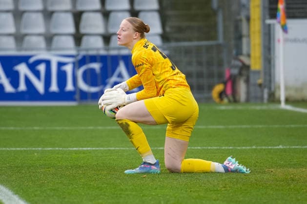 Fussball, Google Pixel Frauen-Bundesliga, 13 .Spieltag, 2025 2026, SC Freiburg vs. SGS Essen, 13.12.2025, Dreisamstadion, Freiburg,: Rebecca Adamczyk (SC Freiburg, Frauen 33) Freiburg Dreisamstadion Baden-Württemberg Deutschland Copyright: xFINLEYxMÖRCHx