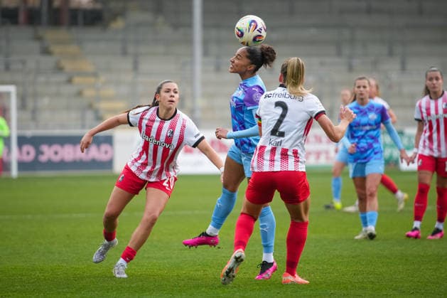 Fussball, Google Pixel Frauen-Bundesliga, 13 .Spieltag, 2025 2026, SC Freiburg vs. SGS Essen, 13.12.2025, Dreisamstadion, Freiburg,: Fürst Vanessa (SGS ESSEN , 8) Leela Egli (SC Freiburg, Frauen 20) Lisa Karl (SC Freiburg, Frauen 2) Freiburg Dreisamstadion Baden-Württemberg Deutschland Copyright: xFINLEYxMÖRCHx