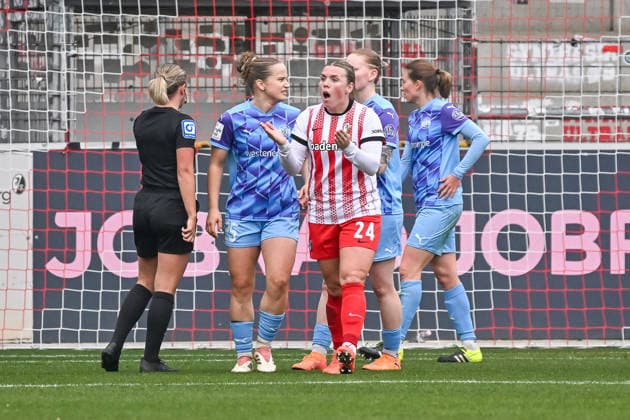 Ingibjoerg Sigurdardottir (SC Freiburg Frauen, 24) mit Emotion nach eine Chance GER, SC Freiburg - SGS Essen, Frauen-Fussball, Google Pixel Frauen-Bundesliga, 13. Spieltag, Saison 2025 2026, 13.12.2025 DFB REGULATIONS PROHIBIT ANY USE OF PHOTOGRAPHS AS IMAGE SEQUENCES AND OR QUASI-VIDEO GER, SC Freiburg - SGS Essen, Frauen-Fussball, Google Pixel Frauen-Bundesliga, 13. Spieltag, Saison 2025 2026, 13.12.2025 Freiburg Copyright: xEibner-Pressefoto ThomasxHessx EP_THS